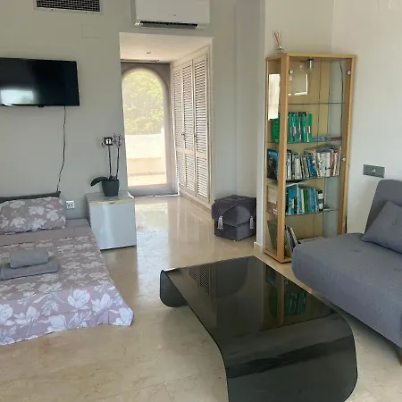 Between & Marbella - Golf, Sea & Swim Pools Bed & Breakfast